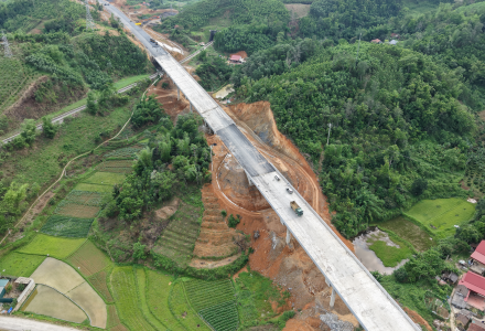 Thi công xuyên lễ tại công trường cao tốc Hữu Nghị - Chi Lăng