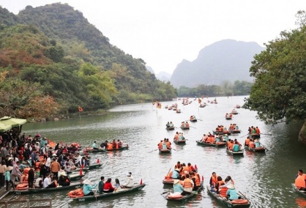 Du lịch Việt Nam đón 12 triệu lượt khách, doanh thu đạt kỷ lục tại nhiều địa phương