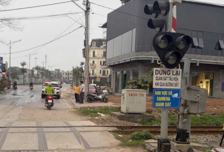 Từ 15/5, ô tô vượt rào chắn đường sắt bị phạt đến 20 triệu đồng