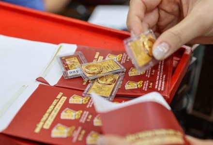 Giá vàng hôm nay 23/5: Giảm nhẹ do đồng USD tăng lên