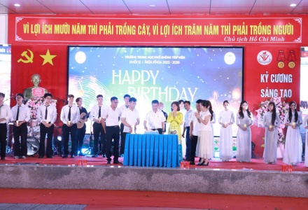 Lễ tri ân và trưởng thành của học sinh lớp 12 Trường THPT Yên Viên đong đầy cảm xúc