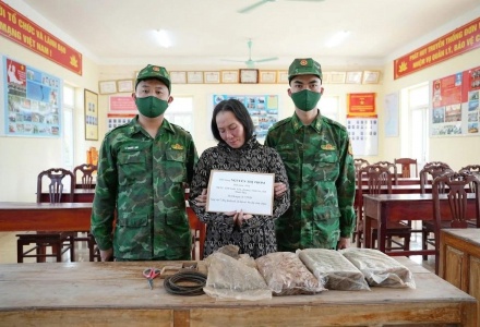 Bắt quả tang người phụ nữ tàng trữ trái phép vật liệu nổ ở Thanh Hóa