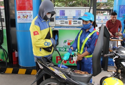 Xăng sinh học E10 giảm mạnh hơn 1.300 đồng/lít