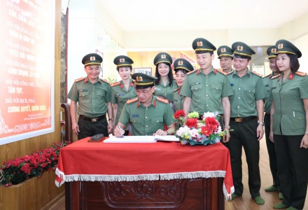 Đoàn đại biểu Công an tỉnh Ninh Bình tổ chức hoạt động về nguồn, báo công dâng Bác