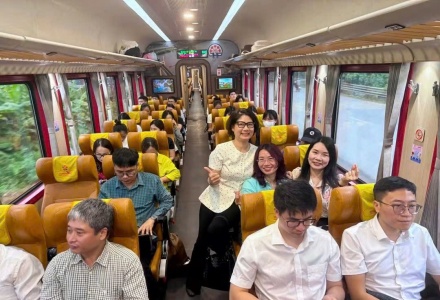 Chuyến tàu đầu tiên đưa các bác sỹ Bệnh viện Bạch Mai về cơ sở Ninh Bình làm việc