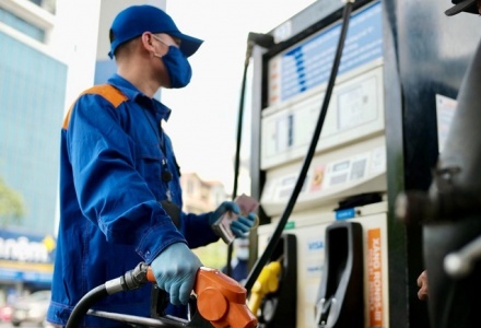 Xăng E5 RON92 giảm hơn 1.000 đồng/lít từ 16h chiều nay
