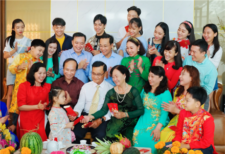 Đưa hệ giá trị quốc gia, văn hóa, gia đình và chuẩn mực con người Việt Nam thấm sâu vào đời sống xã hội