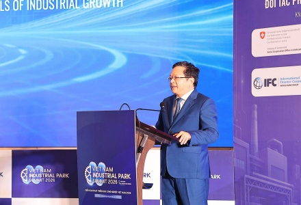 Đổi mới mô hình khu công nghiệp từ “nơi cho thuê đất” đến hệ sinh thái xanh