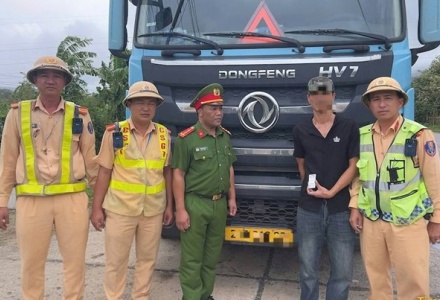 Tài xế xe đầu kéo dương tính với ma túy, giấu 412 viên nghi là ma túy trên xe