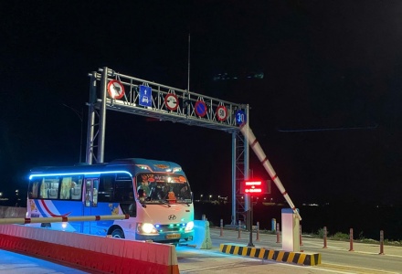 Phương tiện lưu thông nhanh chóng trong ngày đầu thu phí 5 dự án cao tốc Bắc - Nam phía Đông