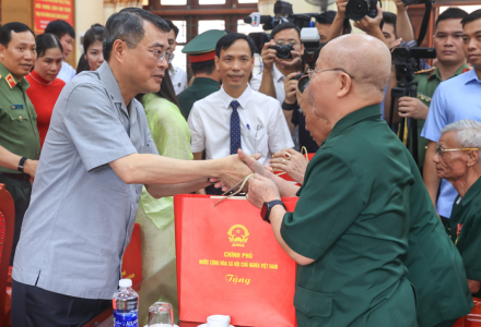 Thủ tướng Lê Minh Hưng thăm và tặng quà thương binh, bệnh binh tại Ninh Bình