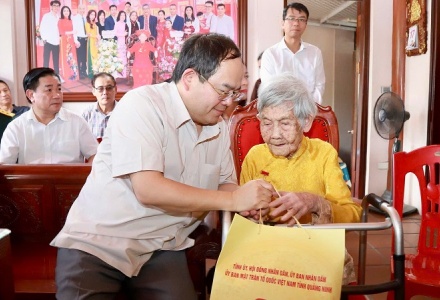 Bí thư Tỉnh uỷ Quảng Ninh thăm, tặng quà Mẹ Việt Nam Anh hùng, thương binh và người có công