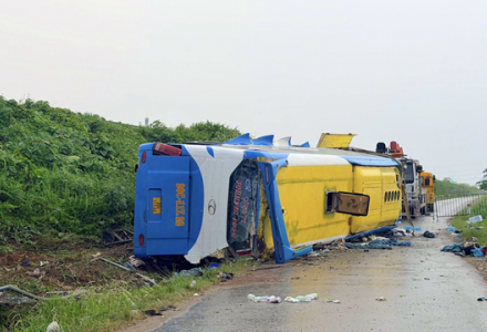 Thủ tướng yêu cầu làm rõ nguyên nhân vụ lật xe khách trên cao tốc Pháp Vân - Cầu Giẽ