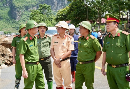 Ấm áp nghĩa tình quân dân giữa tâm lũ Mường Than