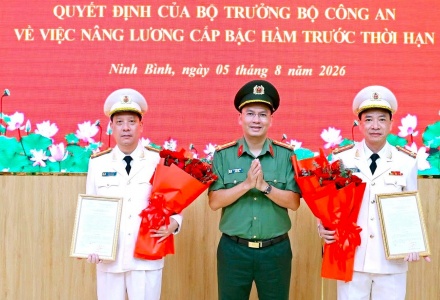 2 Phó Giám đốc Công an tỉnh Ninh Bình được nâng lương cấp bậc hàm trước thời hạn