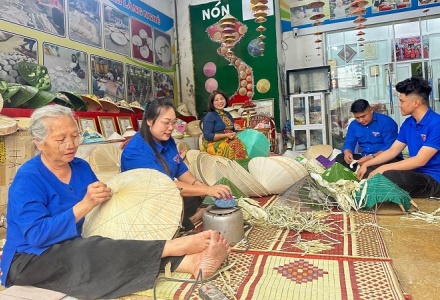 Cần giải pháp giữ chân người trẻ, duy trì kế thừa làng nghề Việt