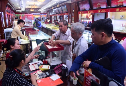 Giá vàng ngày 7/8: Vàng SJC và nhẫn trơn quay đầu giảm