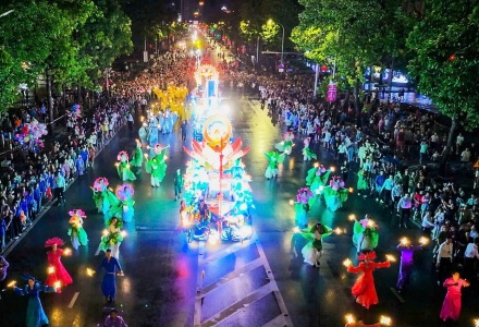 'Biển người' đội mưa sôi động cùng lễ hội đường phố Carnival lớn nhất Nghệ An