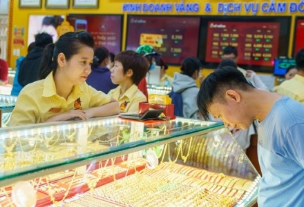 Giá vàng ngày 19/8: Vàng SJC 'bốc hơi' 1,6 triệu đồng/lượng