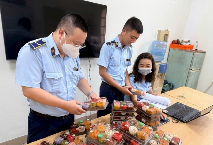 Hà Nội tăng cường kiểm soát thị trường dịp Trung thu 