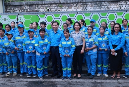Hà Nội tặng quà, động viên công nhân lao động dịp Quốc khánh 2/9