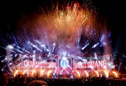  100.000 người đội mưa bùng nổ cùng Concert kỷ lục tại 'Thành phố rạng rỡ tương lai' Quảng Ninh
