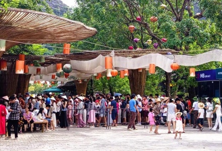 Ninh Bình đón gần nửa triệu lượt khách trong 3 ngày đầu nghỉ lễ Quốc khánh