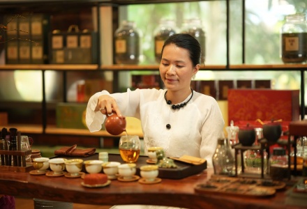 Khi mùa trăng về, nghe nữ Nghệ nhân kể chuyện về trà 