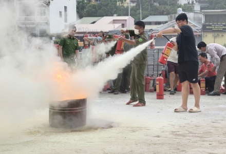 Công an phường Tây Hồ phối hợp tổ chức diễn tập, trải nghiệm phòng cháy, chữa cháy tại cộng đồng