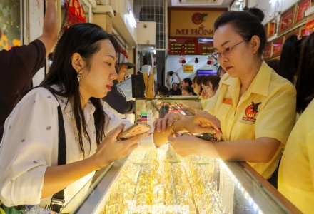 Giá vàng hôm nay 8/10: Vàng thế giới rơi thẳng đứng, SJC chịu áp lực giảm