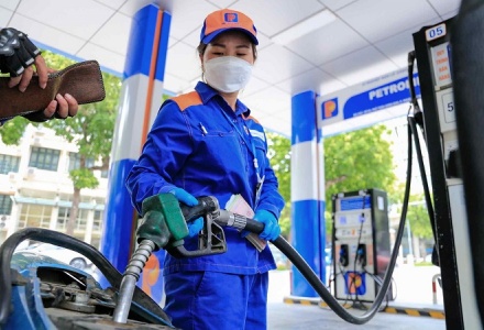 Giá xăng tăng tiếp, xăng E10 vượt 28.000 đồng/lít