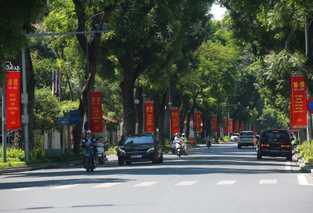 Hà Nội rực rỡ sắc đỏ chào mừng 72 năm Ngày Giải phóng Thủ Đô 10/10