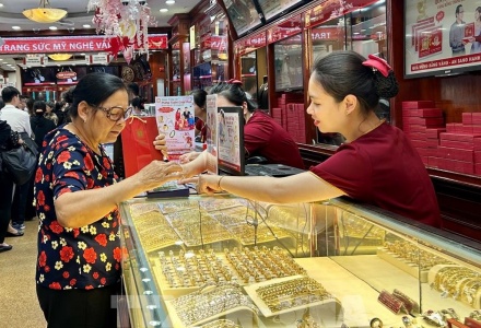 Giá vàng hôm nay 13/10: Vàng SJC giảm 800.000 đồng/lượng