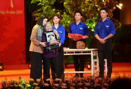 Xúc động đêm nghệ thuật “Khúc tri ân” tại Công viên Lê Thị Riêng