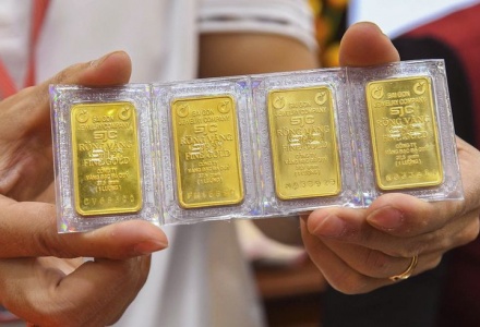 Giá vàng hôm nay 15/10: Thế giới rung lắc, vàng SJC tiếp tục ở ngưỡng thấp