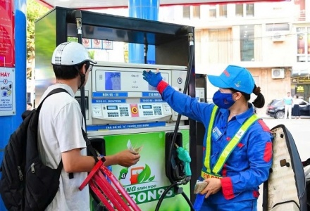 Giá xăng E10 hôm nay giảm hơn 1.200 đồng/lít từ 15h chiều