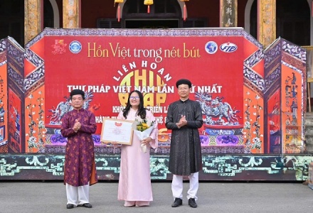 Hồn Việt trong nét bút: Hành trình 19 năm của nữ Nghệ nhân Quốc gia Nguyễn Thị Dung