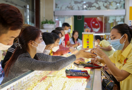 Giá vàng hôm nay 27/10: Thế giới bật tăng nhẹ, vàng SJC và nhẫn trơn đi ngang