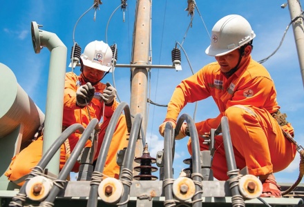 Khẩn trương xem xét giảm giá điện từ 1/11, đưa thuế tiêu thụ đặc biệt xăng về 0%