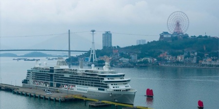 Du khách tàu biển đến vịnh Hạ Long được chào đón bằng âm nhạc