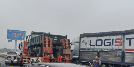 4 ô tô va chạm liên hoàn gây ùn tắc trên cao tốc Pháp Vân - Cầu Giẽ