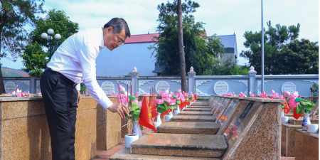 Thủ tướng dâng hương tưởng niệm các Anh hùng liệt sĩ tại tỉnh Lạng Sơn
