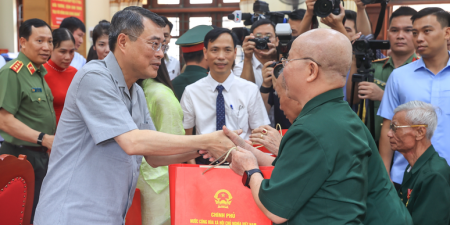 Thủ tướng Lê Minh Hưng thăm và tặng quà thương binh, bệnh binh tại Ninh Bình