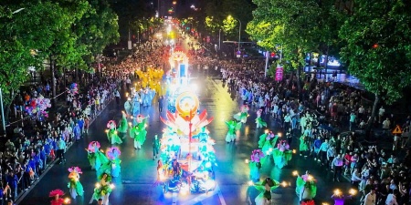 'Biển người' đội mưa sôi động cùng lễ hội đường phố Carnival lớn nhất Nghệ An