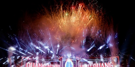  100.000 người đội mưa bùng nổ cùng Concert kỷ lục tại 'Thành phố rạng rỡ tương lai' Quảng Ninh