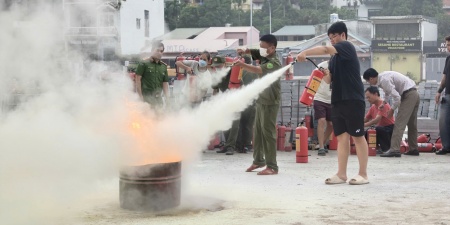Công an phường Tây Hồ phối hợp tổ chức diễn tập, trải nghiệm phòng cháy, chữa cháy tại cộng đồng