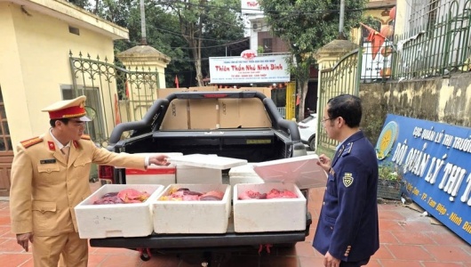Ninh Bình: Trạm CSGT Tam Điệp bắt giữ ô tô chở nội tạng lợn trôi nổi không rõ nguồn gốc