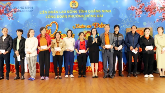 Phường Hồng Gai trao 120 suất quà 'Tết sum vầy - Xuân ơn Đảng' cho người lao động