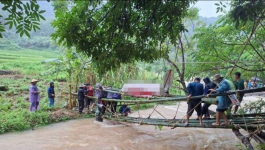 Thanh Hóa: Người dân dựng cầu tre, đưa quan tài qua dòng nước lũ 