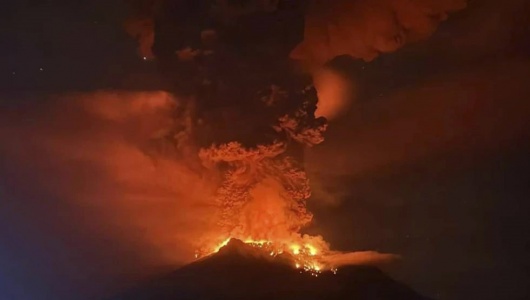 Núi lửa phun trào, Indonesia báo động cao nhất, cảnh báo sóng thần